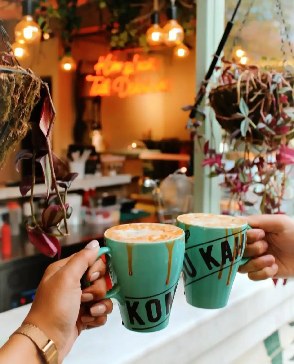 İzmir Bostanlı ve Karşıyaka bölgesinde modern 3. nesil kafe deneyimi